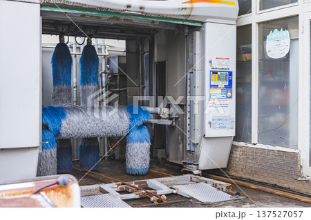 ガソリンスタンドの自動洗車機　カーウォッシュ設備 137527057