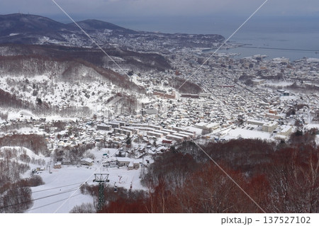 天狗山から見下ろす真冬の小樽（北海道小樽市） 137527102