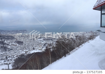 天狗山展望台から見下ろす真冬の小樽（北海道小樽市） 137527105