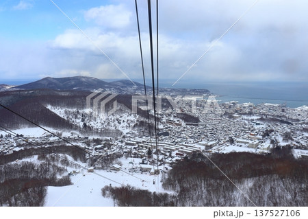 天狗山ロープウェイから見下ろす真冬の小樽(北海道小樽市) 天狗山ロープウェイから見下ろす真冬の小樽(北海道小樽市) 137527106