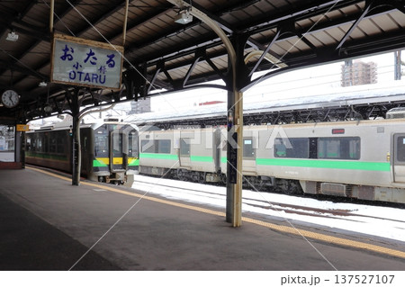 小樽駅の4番ホーム「裕次郎ホーム」を発射するH100形列車(北海道小樽市) 小樽駅の4番ホーム「裕次郎ホーム」を発射するH100形列車(北海道小樽市) 137527107