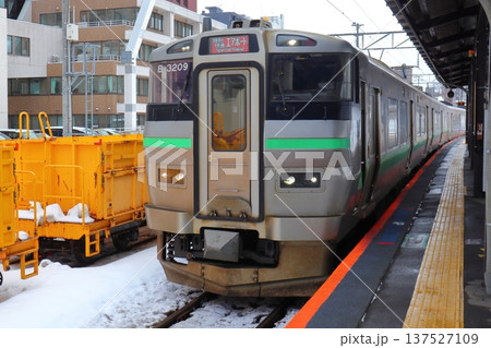 真冬の小樽駅 特別快速エアポート 721系(函館本線) 真冬の小樽駅 特別快速エアポート 721系(函館本線) 137527109