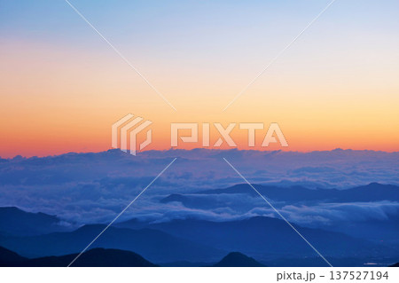 長野県　美ヶ原高原　夜明け前の朝焼けと雲海 137527194