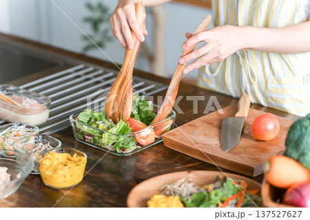 キッチンで料理をする若いアジア人女性(クッキング・手料理) キッチンで料理をする若いアジア人女性(クッキング・手料理) 137527627