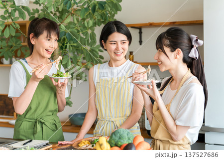 料理教室,クッキングスクール,調理教室,料理を作るママ友,女性達,料理研究家(試食) 料理教室,クッキングスクール,調理教室,料理を作るママ友,女性達,料理研究家(試食) 137527686