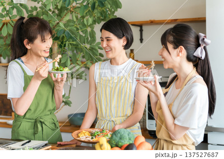 料理教室,クッキングスクール,調理教室,料理を作るママ友,女性達,料理研究家(試食) 料理教室,クッキングスクール,調理教室,料理を作るママ友,女性達,料理研究家(試食) 137527687