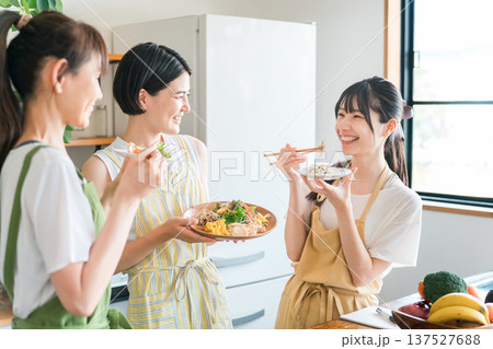 料理教室,クッキングスクール,調理教室,料理を作るママ友,女性達,料理研究家(試食) 137527688