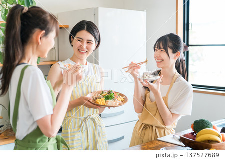 料理教室,クッキングスクール,調理教室,料理を作るママ友,女性達,料理研究家(試食) 料理教室,クッキングスクール,調理教室,料理を作るママ友,女性達,料理研究家(試食) 137527689