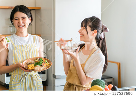 料理教室,クッキングスクール,調理教室,料理を作るママ友,女性達,料理研究家(試食) 料理教室,クッキングスクール,調理教室,料理を作るママ友,女性達,料理研究家(試食) 137527690