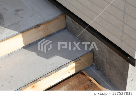玄関、基礎工事、戸建て住宅、工事、新築、住宅、段差、新築一戸建て、入り口、コンクリート、、建物、住居 137527835