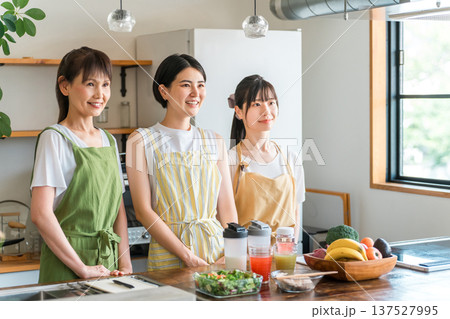 料理教室,クッキングスクール,調理教室,料理を作るママ友,女性達(キッチン) 137527995