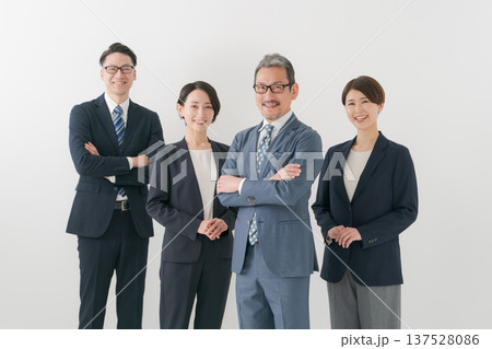 横並びのビジネスパーソン 横並びのビジネスパーソン 137528086