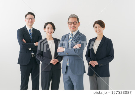 横並びのビジネスパーソン 横並びのビジネスパーソン 137528087