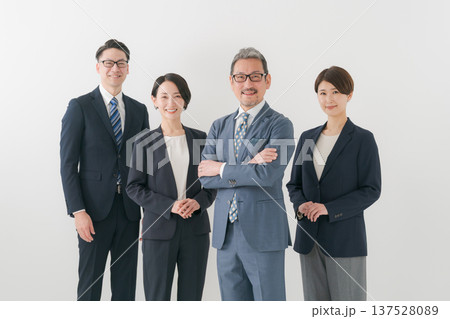 横並びのビジネスパーソン 横並びのビジネスパーソン 137528089