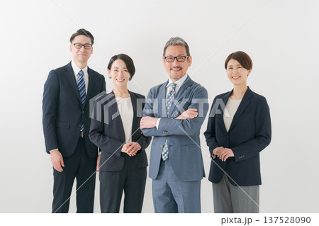 横並びのビジネスパーソン 横並びのビジネスパーソン 137528090