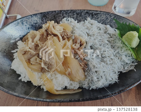おしゃれなしらす付牛丼 137528138