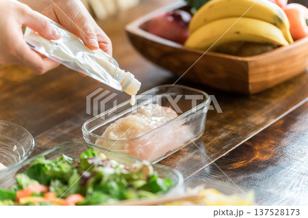 料理をする女性の手元（麹料理） 137528173