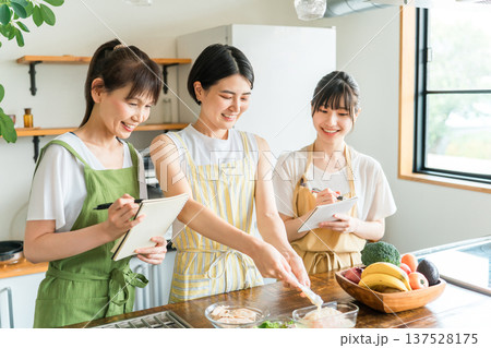 料理教室,クッキングスクール,調理教室,麹料理を作るママ友,女性達(キッチン) 料理教室,クッキングスクール,調理教室,麹料理を作るママ友,女性達(キッチン) 137528175