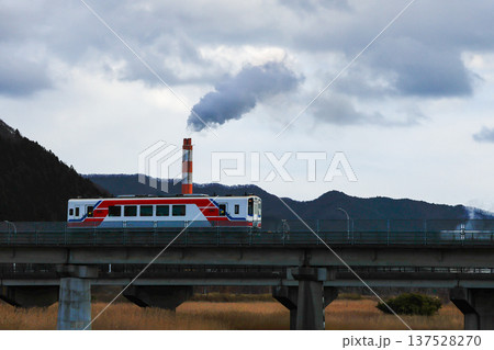 煙を出す煙突と三陸鉄道 137528270