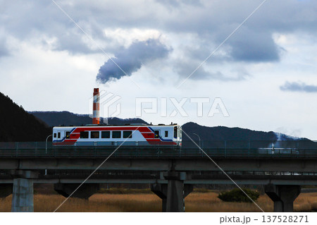 煙を出す煙突と三陸鉄道 137528271