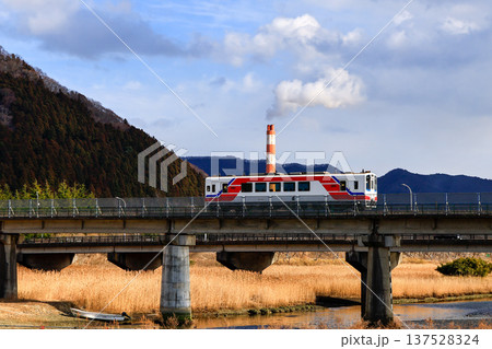 煙を出す煙突と三陸鉄道 137528324