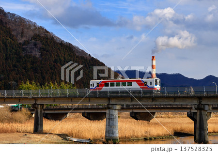 煙を出す煙突と三陸鉄道 137528325