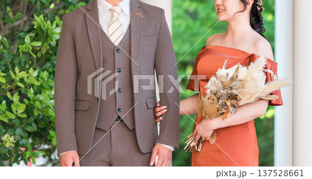 披露宴,二次会,結婚式のカラードレスで登場する新郎新婦,ドレスアップした夫婦 137528661