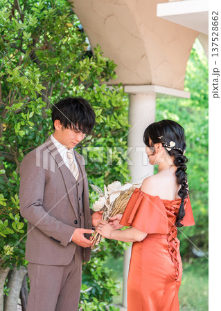 プロポーズ,披露宴,二次会,結婚式のカラードレスで登場する新郎新婦,ドレスアップした夫婦 137528662