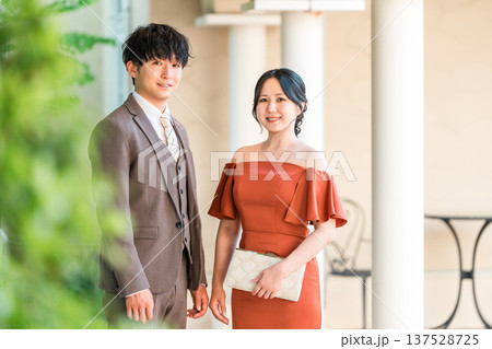 披露宴,二次会,結婚式のカラードレスで登場する新郎新婦,ドレスアップした夫婦,富豪,富裕層 披露宴,二次会,結婚式のカラードレスで登場する新郎新婦,ドレスアップした夫婦,富豪,富裕層 137528725