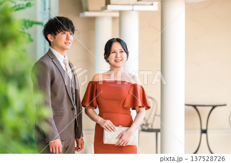 披露宴,二次会,結婚式のカラードレスで登場する新郎新婦,ドレスアップした夫婦,富豪,富裕層 137528726