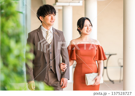 披露宴,二次会,結婚式のカラードレスで登場する新郎新婦,ドレスアップした夫婦,富豪,富裕層 披露宴,二次会,結婚式のカラードレスで登場する新郎新婦,ドレスアップした夫婦,富豪,富裕層 137528727
