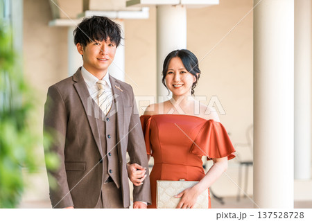 披露宴,二次会,結婚式のカラードレスで登場する新郎新婦,ドレスアップした夫婦,富豪,富裕層 披露宴,二次会,結婚式のカラードレスで登場する新郎新婦,ドレスアップした夫婦,富豪,富裕層 137528728