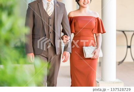 披露宴,二次会,結婚式のカラードレスで登場する新郎新婦,ドレスアップした夫婦,富豪,富裕層 137528729