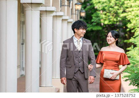宮殿を歩くカラードレスのカップル,夫婦,新郎新婦,ドレスアップした夫婦,富豪,富裕層 宮殿を歩くカラードレスのカップル,夫婦,新郎新婦,ドレスアップした夫婦,富豪,富裕層 137528752