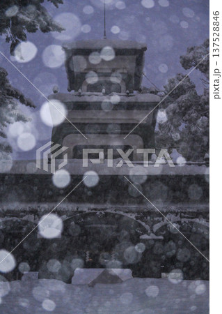 雪が降る美しい尾山神社 雪が降る美しい尾山神社 137528846