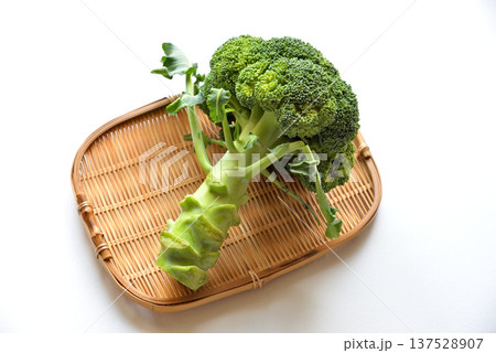 採れたて新鮮な野菜ブロッコリー 137528907