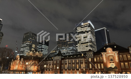夜の東京駅・丸の内都市風景　東京都 137528950