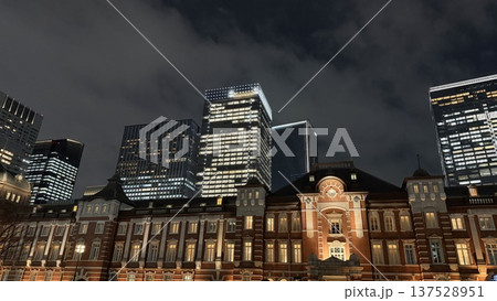 夜の東京駅・丸の内都市風景　東京都 137528951