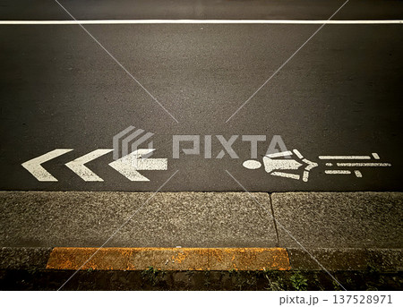 自転車専用通行帯の道路表示 137528971