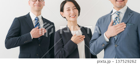 胸に手を当てる複数のビジネスマン 137529262