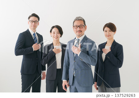 胸に手を当てる複数のビジネスマン 胸に手を当てる複数のビジネスマン 137529263