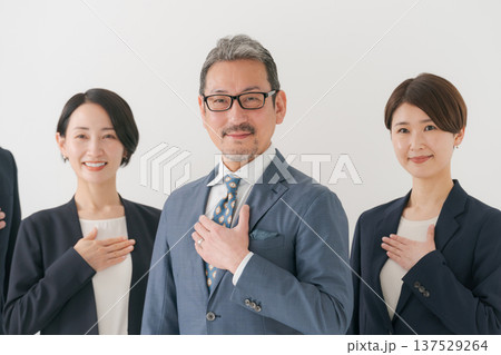 胸に手を当てる複数のビジネスマン 137529264