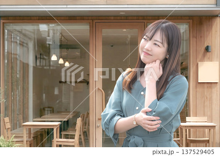 カフェの前で考える女性 137529405