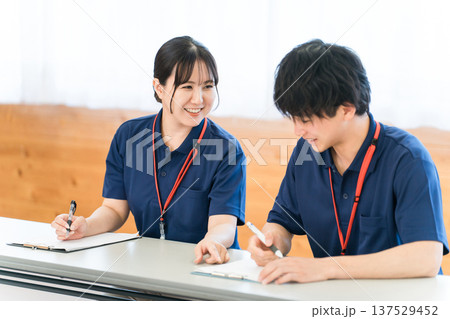 研修を受ける介護福祉士,ケアマネージャーヘルパーの男女（勉強会,ミーティング） 137529452