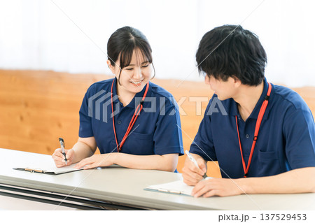 研修を受ける介護福祉士,ケアマネージャーヘルパーの男女（勉強会,ミーティング） 137529453