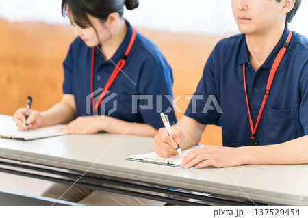 研修を受ける介護福祉士,ケアマネージャーヘルパーの男女（勉強会,ミーティング） 137529454