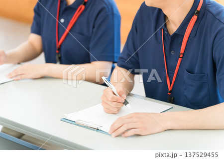 研修を受ける介護福祉士,ケアマネージャーヘルパーの男女（勉強会,ミーティング） 137529455