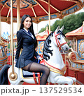 メリーゴーランドに乗る学生服風の服を着た美女 137529534