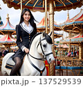 メリーゴーランドの木馬に跨がる学生服風の服を着た美女 137529539
