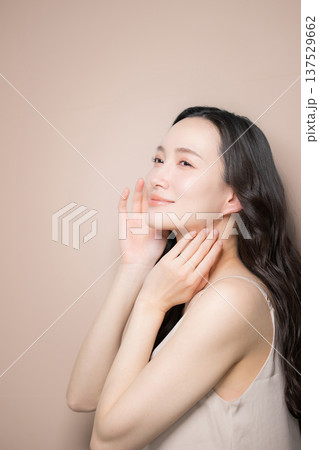 黒髪が綺麗でベージュ背景の若い女性の艶や透明感のあるビューティーイメージ 横顔 黒髪が綺麗でベージュ背景の若い女性の艶や透明感のあるビューティーイメージ 横顔 137529662